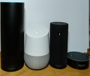 Google Home neben Amazon Echo Geräten