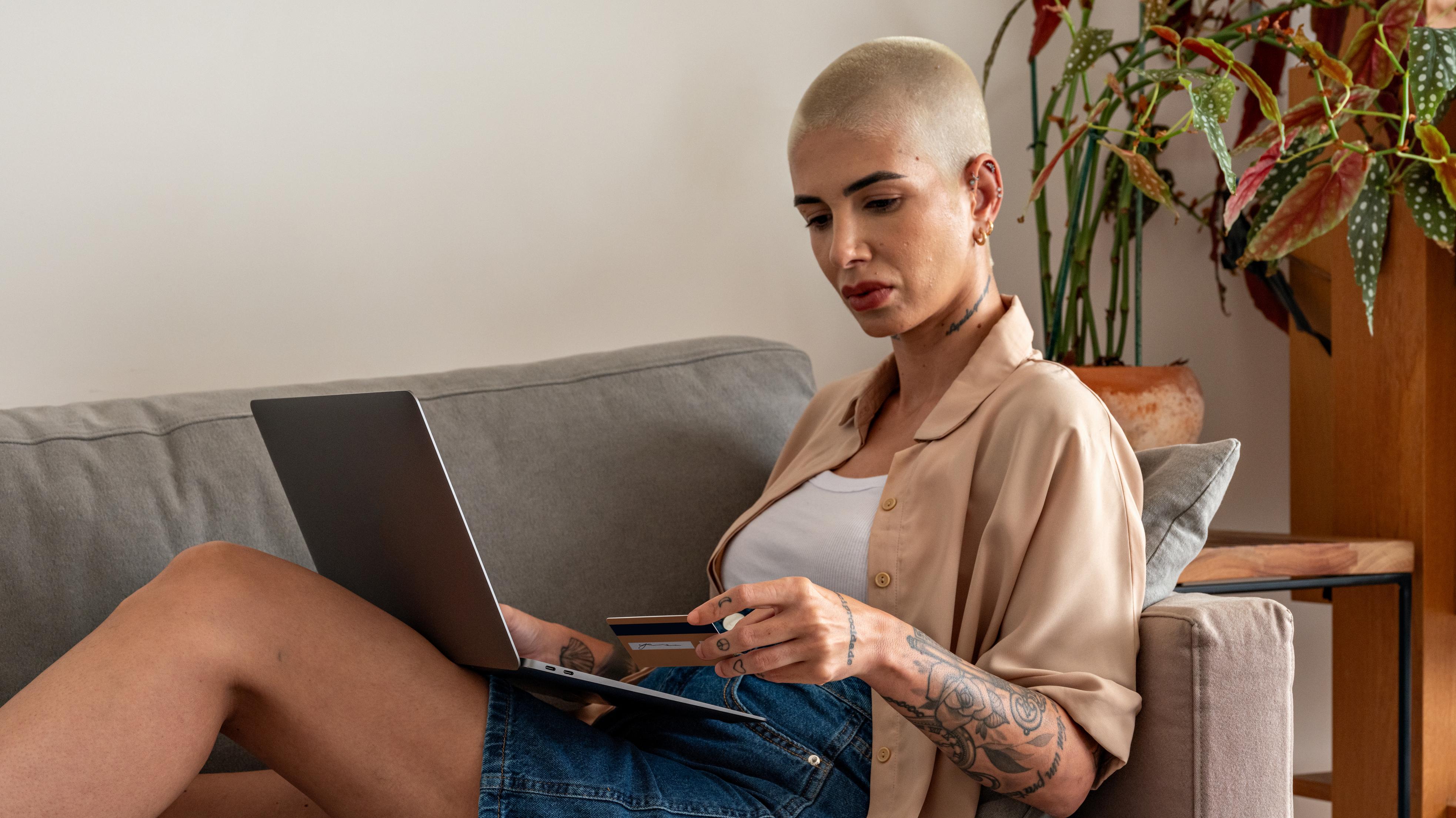 Frau beim Online-Shopping mit KI-Empfehlungen auf dem Bildschirm